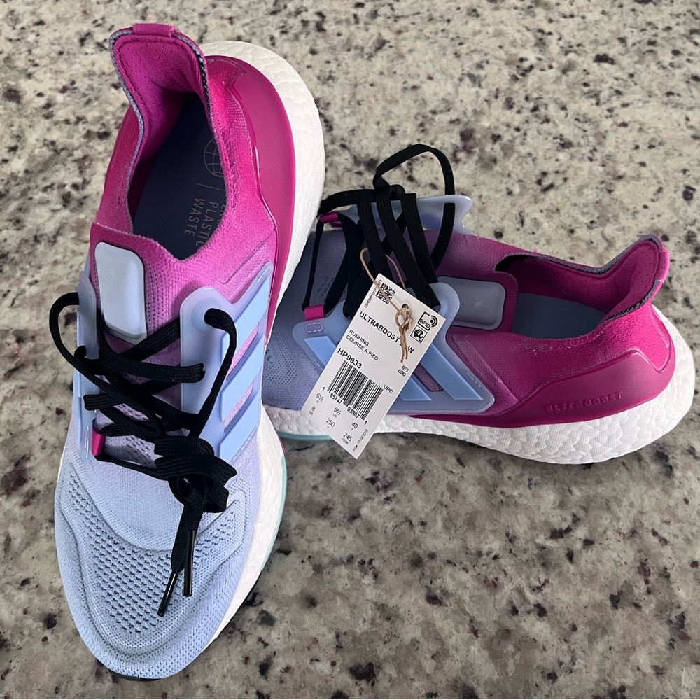 Beautiful NWT ADIDAS UltraBoost 22 women’s size 8